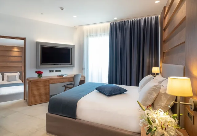 2 Bedrooms, Premier, Suite, 2 Double Beds, Partial Sea View, 2 Bathrooms, Nana Golden Beach 2/4