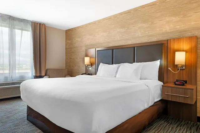 غرفة قياسية بسرير كينج، Comfort Inn & Suites Calgary Airport North 2/7