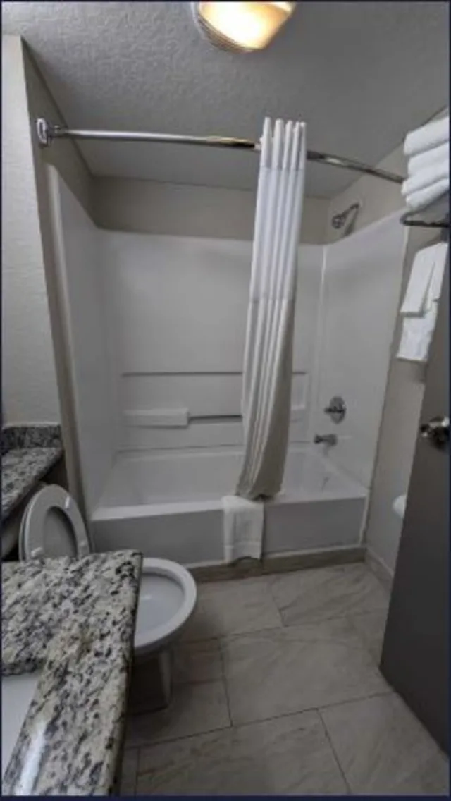 استوديو بسريرين كوين، Days Inn And Suites By Wyndham Tampa Raymond James Stadium 3/3