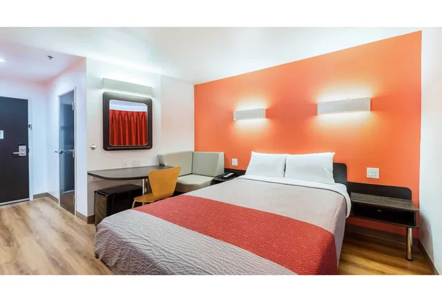 1 Queen Bed Mobil Acces Tub Nsmk Minifridg، Motel6 Fort Worth, TX - North - Saginaw 2/7