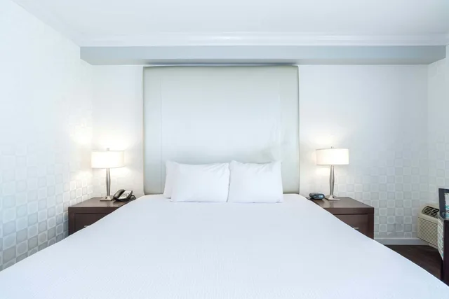 Tower, King Bed، Sandman Hotel Kelowna 1/4