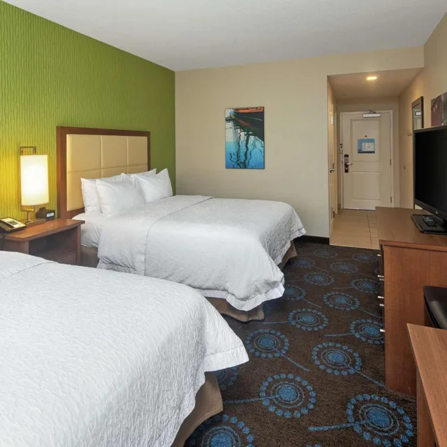 غرفة بسرير كينج وسريرين كوين، HAMPTON INN BY HILTON HALIFAX DOWNTOWN 2/7
