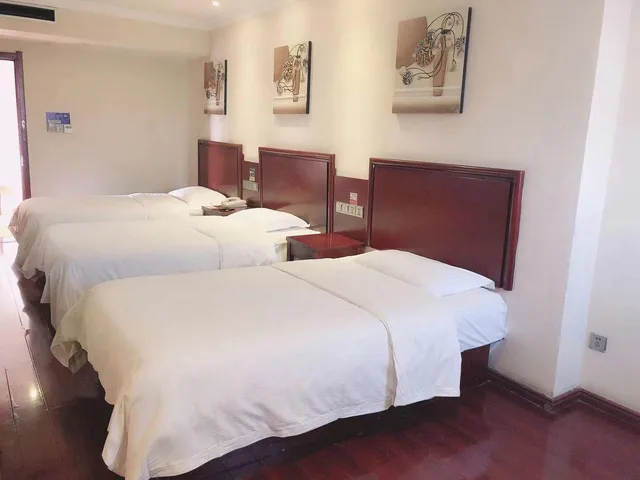 غرفة قياسية ثلاثية، GreenTree Inn Jiangxi Yingtan Railway Station Square Business Hotel 2/2