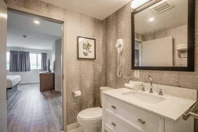 استوديو بسرير كينج، Monte Carlo Inn Oakville Suites 9/10