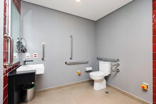 غرفة قياسية بسرير كينج بإطلالة على المدينة لذوي الإعاقة، Radisson Red Ibirapuera 5/6