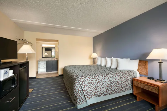 غرفة بسرير كينج، Days Inn by Wyndham Clearwater/Gulf to Bay 1/3