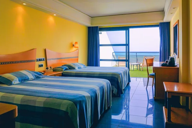 غرفة بسريرين منفصلين بإطلالة على البحر، SBH Crystal Beach Hotel & Suites - Adults Only 1/1