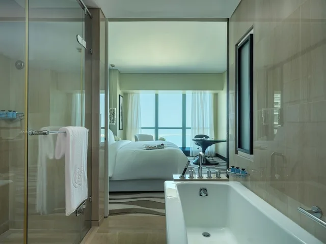 غرفة فاخرة بسرير كينج بإطلالة على البحر، Sofitel Abu Dhabi Corniche 9/10