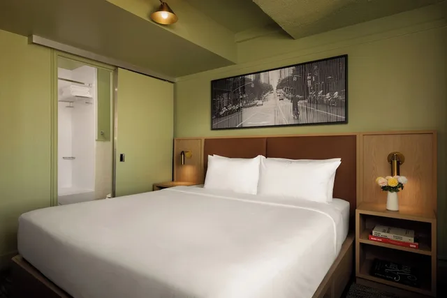 غرفة ديلوكس بسرير كينج، THE ROW NYC HOTEL 1/10