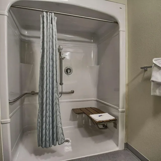 غرفة ديلوكس بسرير كينج وسريرين كوين، Motel6 London, ON - Ontario 6/6