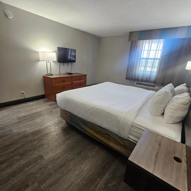 جناح بسرير كينج بغرفة نوم واحدة، Ramada by Wyndham Westminster Denver 1/3