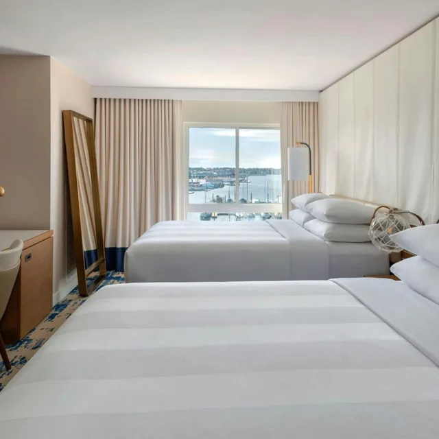 Room, Queen Bed, Water View، Newport Marriott Hotel and Spa 2/9