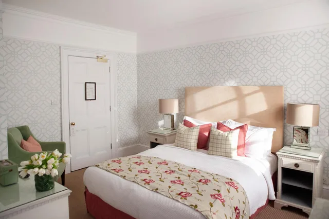 Superior, Queen Bed, Durrants Hotel 6/9