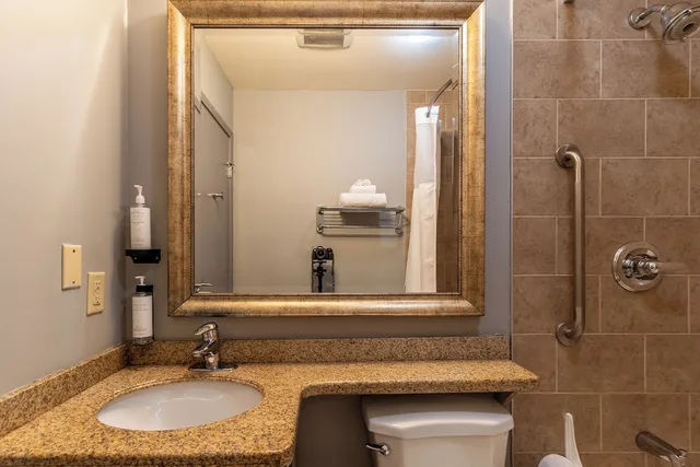 غرفة قياسية بسرير كوين، Inn on Prince Hotel and Conference Centre Truro 2/3