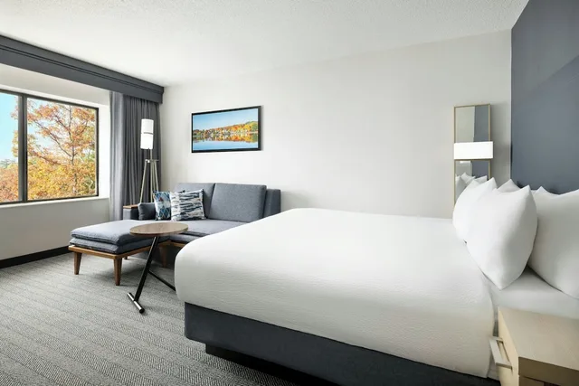غرفة بسرير كينج مع أريكة، Courtyard by Marriott Concord 1/4