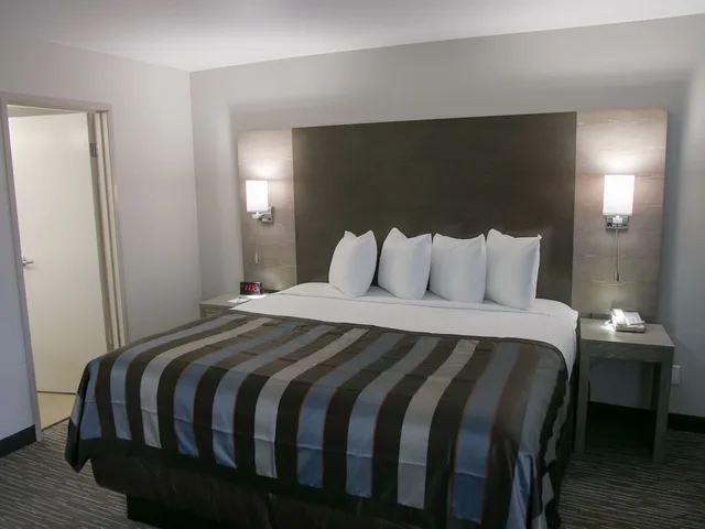 غرفة بسرير كينج لذوي الإعاقة، Wingate by Wyndham Louisville Fair and Expo 2/6