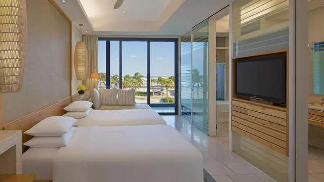 غرفة بسريرين منفصلين بإطلالة على البحر، Hyatt Regency Danang Resort And Spa 4/10