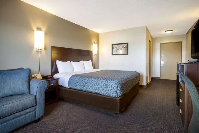 غرفة قياسية بسرير كينج مع أريكة في طابق مرتفع، Econo Lodge Darien Lakes 2/7