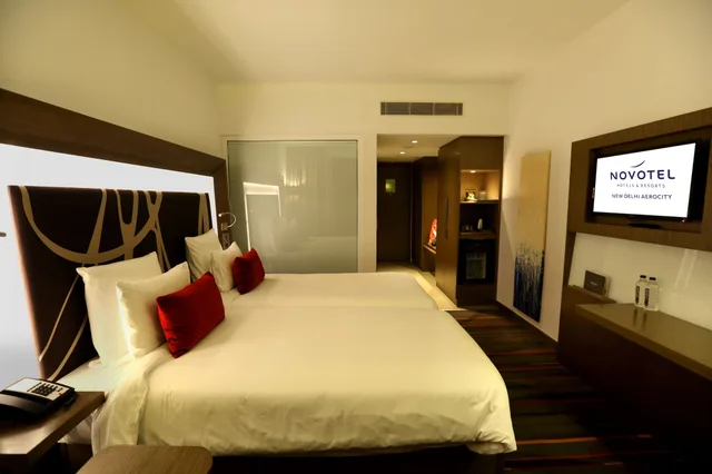 غرفة قياسية بسريرين منفصلين، Novotel New Delhi Aerocity 1/10
