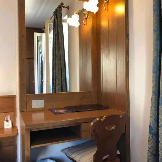 غرفة ثلاثية، Majoni Hotel 8/9
