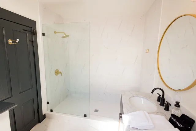 غرفة متصلة عائلية بسرير كينج، Speakeasy Suites 6/6
