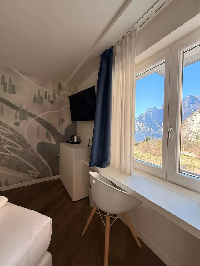 غرفة ديلوكس بسرير مزدوج بإطلالة على البحيرة بشرفة، Seele Garda Hotel 6/6