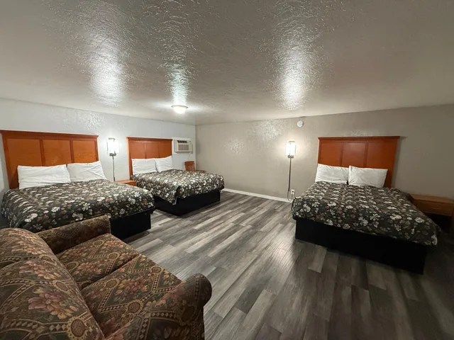Classic, Triple, Budget Inn Bend by OYO 1/6
