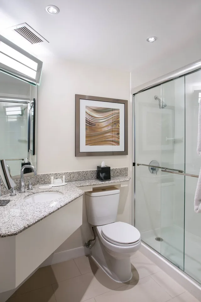 غرفة بسرير كينج بإطلالة على المرفأ بشرفة مع أريكة، Courtyard Long Beach Downtown 4/5