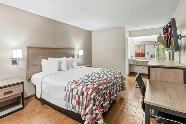 غرفة ديلوكس بسرير كينج، Red Roof Inn Jackson Downtown - Fairgrounds 3/6