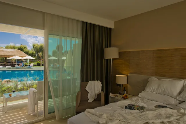 غرفة قياسية بسرير كينج بإطلالة على المسبح، Bellazure Hotel 3/4
