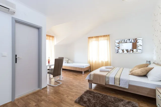 جناح استوديو كلاسيكي بسرير مزدوج وسرير فردي بإطلالة على البحر بشرفة بغرفة نوم واحدة، Villa Voinic 2/5