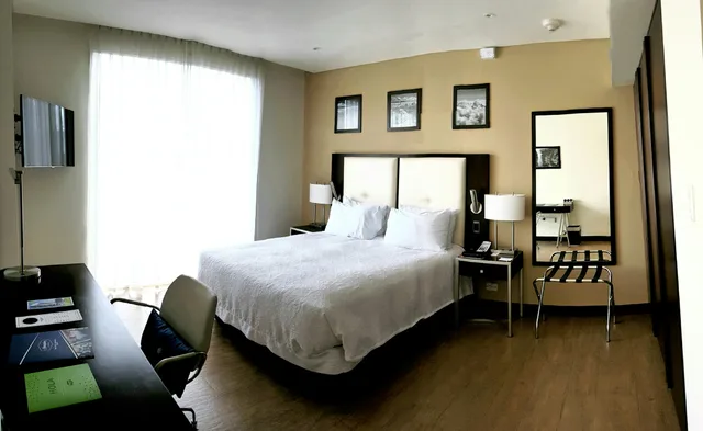 Pano, Queen Bed, with View، Hampton By Hilton Santa Cruz Equipetrol 1/3