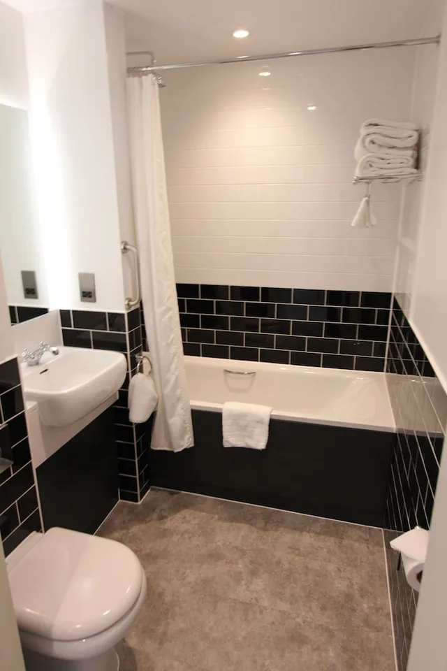 Classic, Double Bed, Yarrow Hotel 2/2