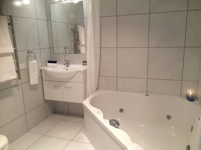 Spa, Deluxe, Suite, King Bed, BKs Premier Motel Hamilton 3/3