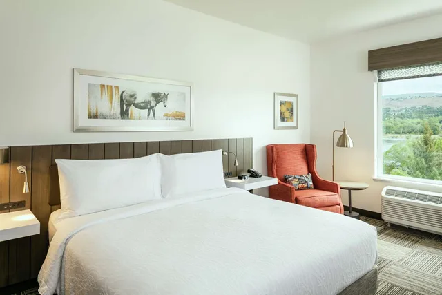 غرفة بسرير كينج بإطلالة على النهر بحوض استحمام لذوي الإعاقة، Hilton Garden Inn Wenatchee 1/2