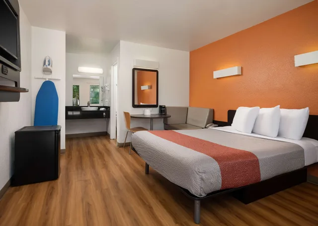 غرفة بريميوم بسرير كوين، Motel6 Temecula, CA - Historic Old Town 3/5