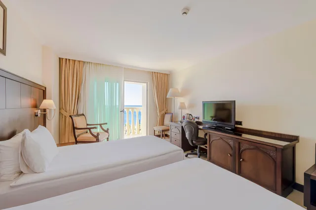 Room, Twin Beds, Sea Front، Crowne Plaza Antalya 1/4