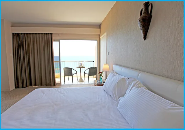 جناح تنفيذي بسرير كينج بإطلالة على البحر، Poseidonia Beach Hotel Limassol 1/3