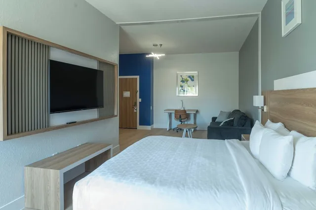 Upgrade, Suite, King Bed، Clarion Inn and Suites Central Clearwater Beach FL 2/7