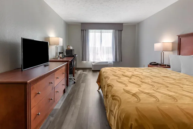 غرفة بسرير كينج بحوض استحمام لذوي الإعاقة، Quality Inn Fayetteville near Fort Bragg 4/5