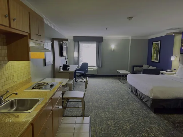 غرفة قياسية بسرير كينج مع أريكة بمطبخ، Best Western Plus Glen Allen Inn 6/8