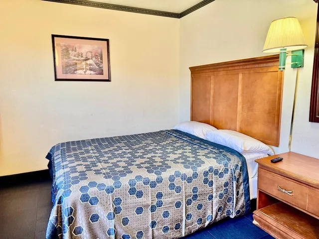 Deluxe, Queen Bed, Americas Best Value Inn Seward 1/3