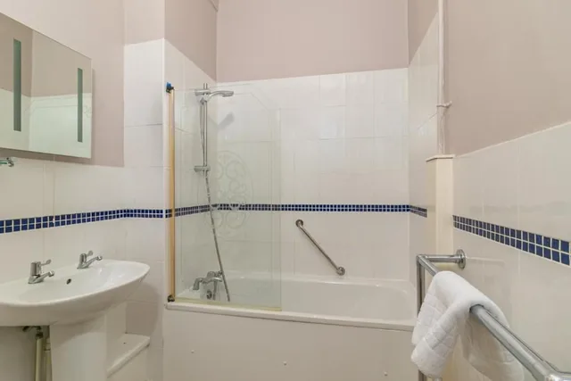 Standard double room front facing، Skegness OYO Royal Hotel 2/2
