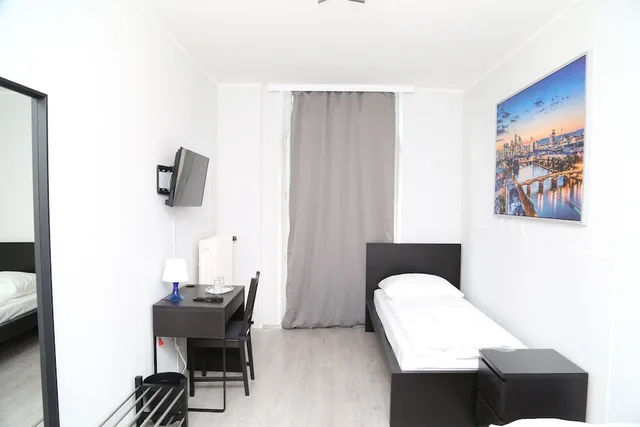 غرفة اقتصادية بسريرين منفصلين بشرفة بحمام مشترك مع أريكة، Main Hotel Frankfurt City 1/1