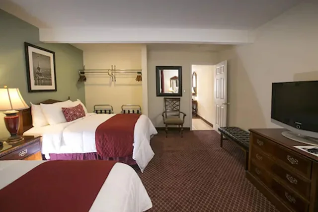 جناح بسريرين مزدوجين بغرفة نوم واحدة مع أريكة، Whitman Motor Lodge 3/7