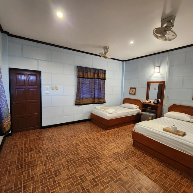 غرفة ديلوكس بسرير مزدوج بإطلالة على البحر بشرفة، Coral Bungalows 2/5