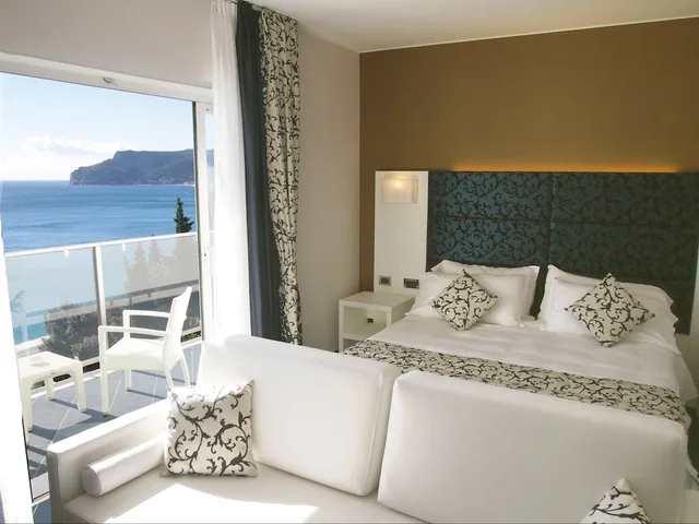 غرفة سوبيريور بسرير كينج بإطلالة على البحر بشرفة مع أريكة، Best Western Hotel Acqua Novel 1/6