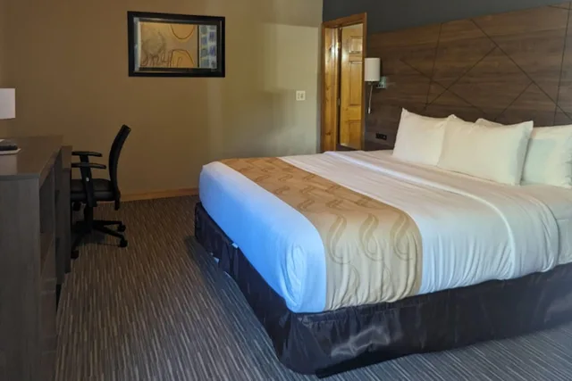 Suite, King Bed, Sofa, Exterior Entrance، Quality Inn and Suites Northampton Amherst 2/5
