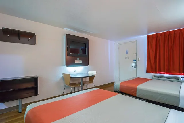 غرفة قياسية بسريرين مزدوجين، Motel6 Round Rock, TX 1/4