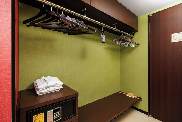 Family, Twin Beds, with Extra Bed, 2 Sofa, East Wing, Hotel Metropolitan Edmont 5/5